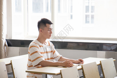 坐姿模特男生教室坐姿人像背景