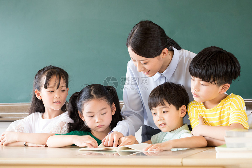 小学生师生教育图片