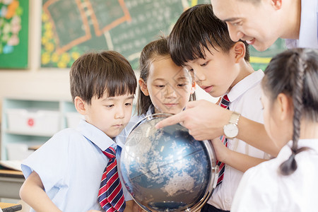 童年看地球仪学习的儿童老师教学生使用地球仪背景