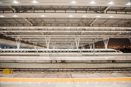 动车城市速度站台上的高铁列车背景