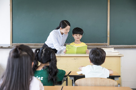 女教师上课小学生图片