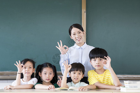 女教师和小学生OK手势图片