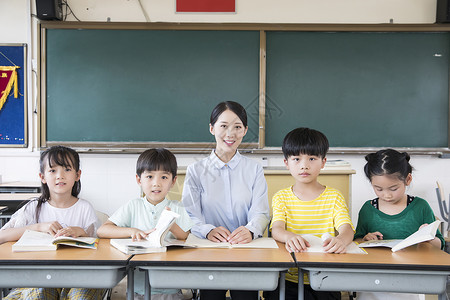 女教师指导学生学习图片