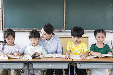 女教师指导学生学习背景图片