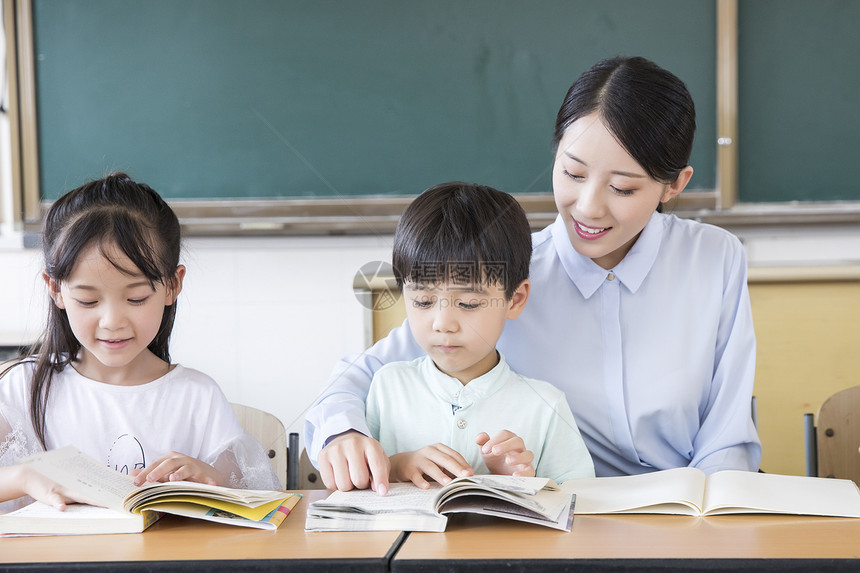 女教师指导学生学习图片