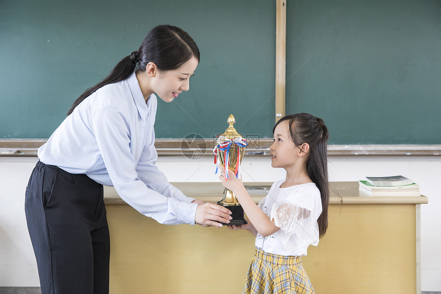 女老师学生颁奖图片