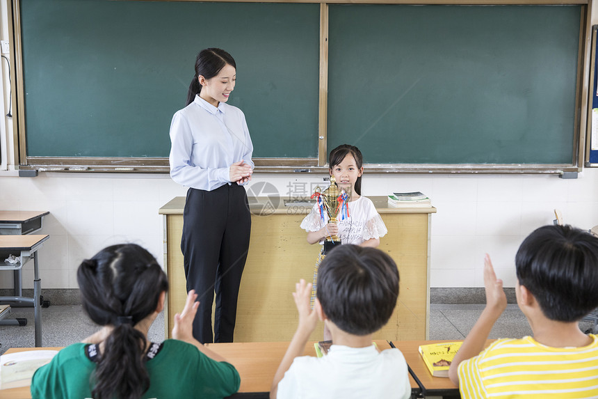 女老师学生颁奖图片