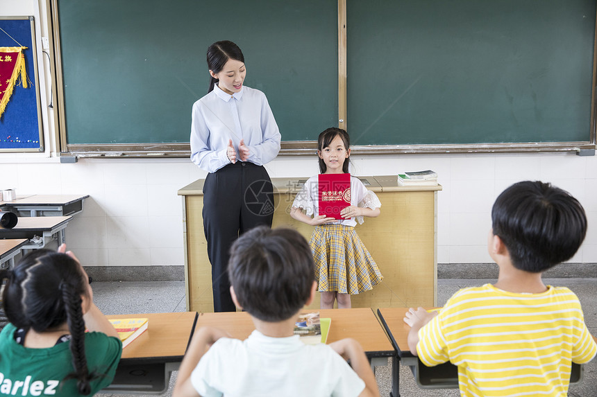 女老师学生颁奖图片