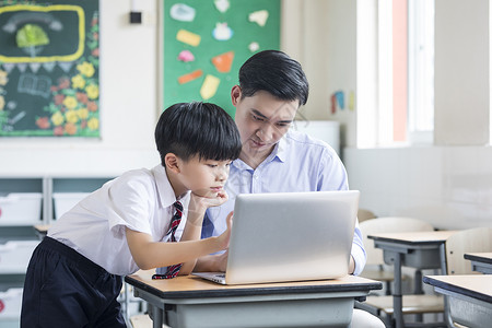 学校男的男老师指导学习背景