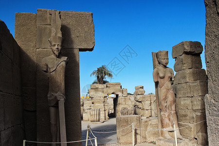 埃及卢克索卡尔纳克神庙拉美西斯二世神像背景