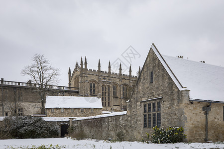 牛津英国英国牛津大学雪景背景