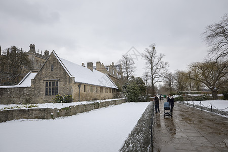 英国牛津大学雪景高清图片