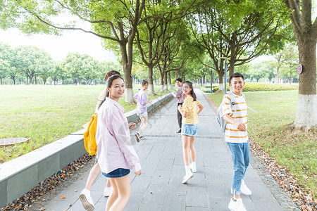 招生难大学生校园奔跑背景