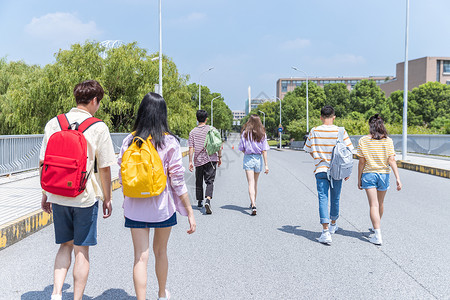 年轻人散步青春大学生背景