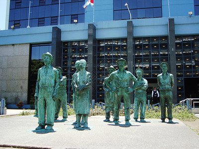 哥斯达黎加银行前的华人劳工塑像高清图片