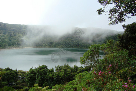 哥斯达黎加波阿斯火山上的火山湖是全世界最酸性的湖泊之一背景