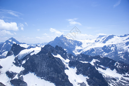 通常是瑞士人铁力士雪山背景