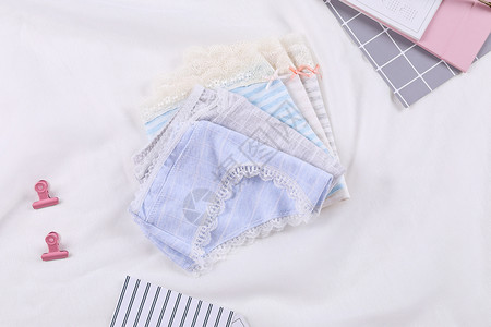 折叠的条纹纯棉女生内裤高清图片