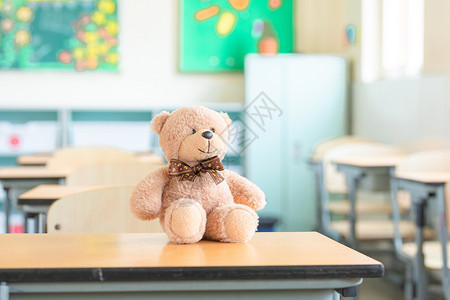 开学动物课堂里的玩具熊背景
