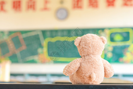 课堂里的玩具熊背景图片