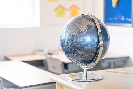 地理教室讲台上的地球仪背景