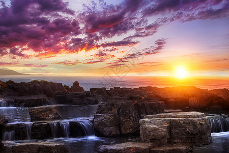 美丽瀑布景色夕阳下的景色设计图片