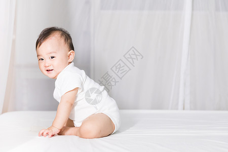 坐着的婴儿婴儿宝宝坐床上背景