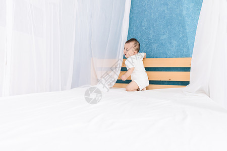 床上玩耍的婴儿宝宝背景图片