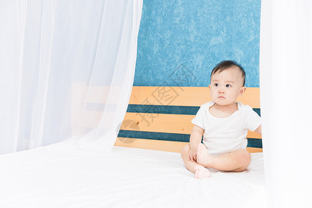 婴儿宝宝坐床上背景图片