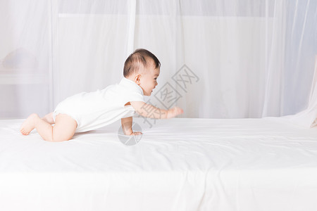 婴儿玩耍幼儿玩具床高清图片
