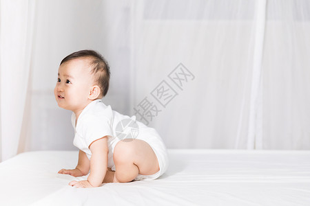 坐着的婴儿婴儿宝宝坐床上背景
