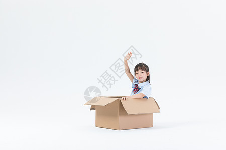 坐在箱子里的儿童孩子背景图片