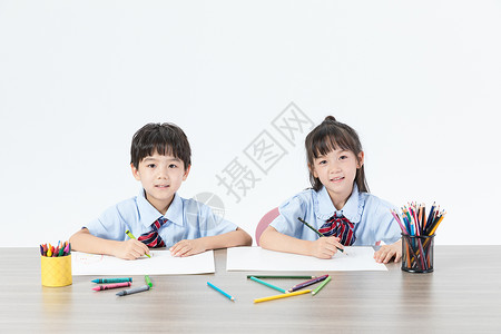坐着学习的女孩儿童坐着画画背景