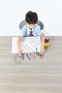 书桌上画画的儿童图片