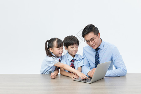 蓝色快乐学习老师陪孩子使用电脑背景