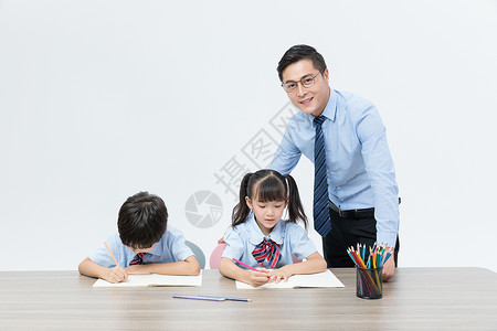 老师和孩子一起学习图片