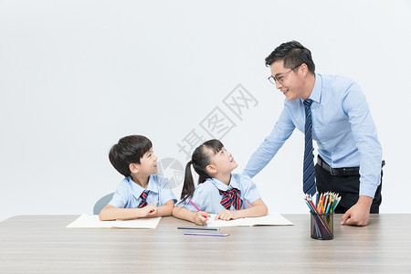 老师和孩子一起学习图片