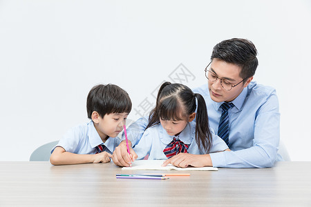 老师和孩子一起学习图片