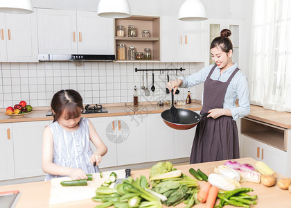 母子在厨房做饭图片