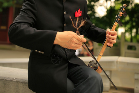 拉二胡的人国乐器乐的高清图片