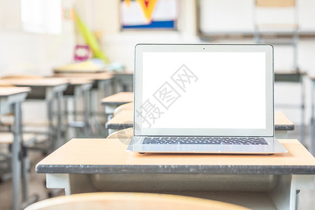 互联网线上教育课桌上的笔记本电脑背景