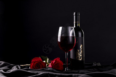 玫瑰黑色背景红酒高脚杯背景