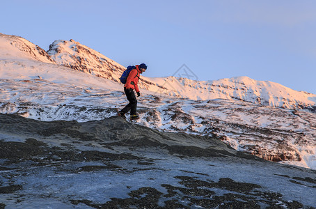 外国男性冰岛瓦特那国家公园极地探险高清图片