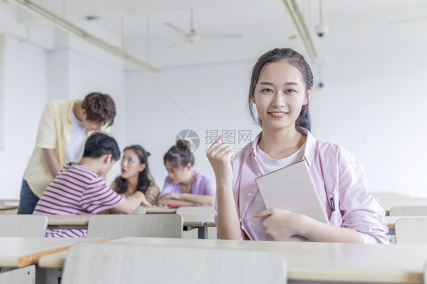 教室里自信微笑的学生图片