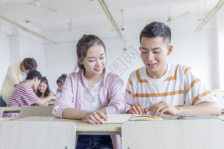 在教室里讨论问题的学生图片