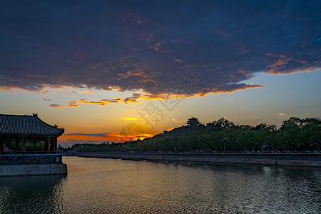 古建筑修复远景的景山背景