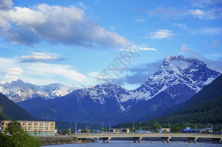 高原雪地西藏波密雪山背景