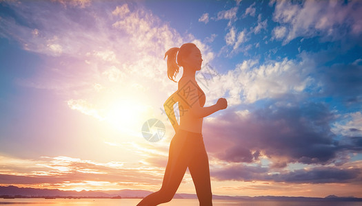 海边夕阳风光跑步的女孩设计图片