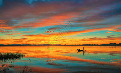 彩霞满天，湖面小船图片