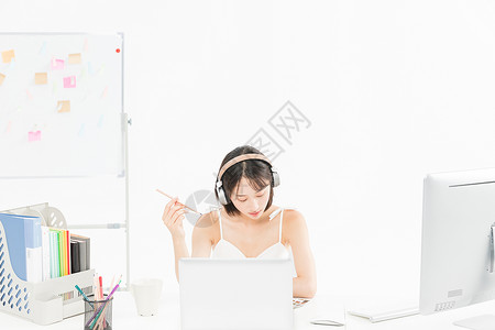 女设计师听音乐办公背景图片